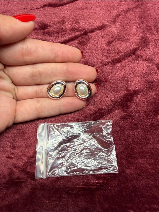 Jewelry - Classic Silver Pearl Oval Stud Earrings - White Pearl